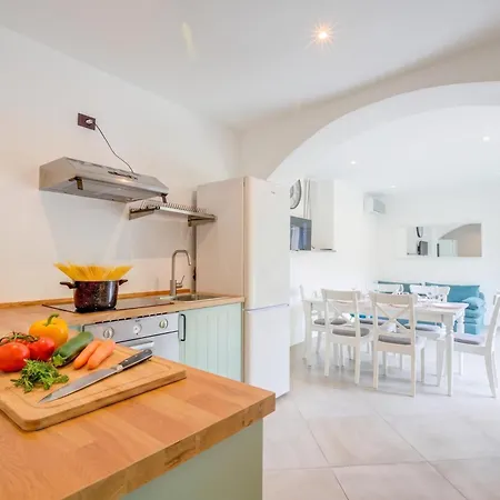 Apartment La Porte Rouge 100 Mt From Maggiore - Happy